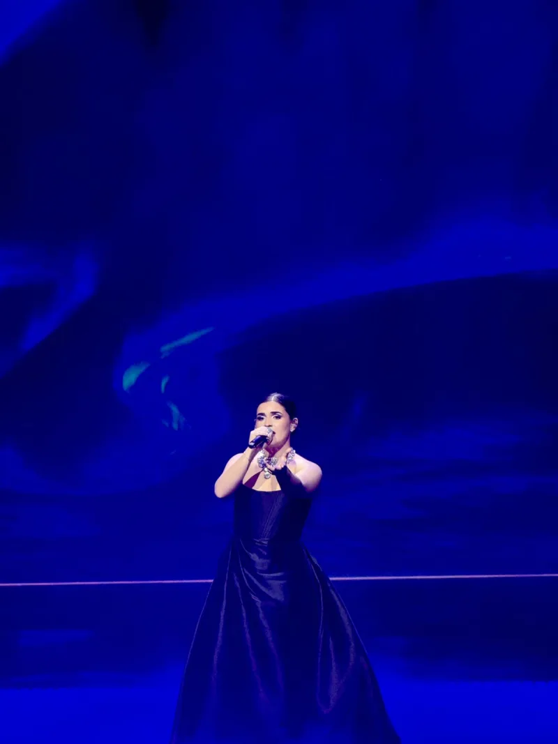 Η Niya με αισθαντική ερμηνεία στο Sing for Greece 2026, φορώντας ένα εντυπωσιακό μαύρο φόρεμα και λαμπερά κοσμήματα.