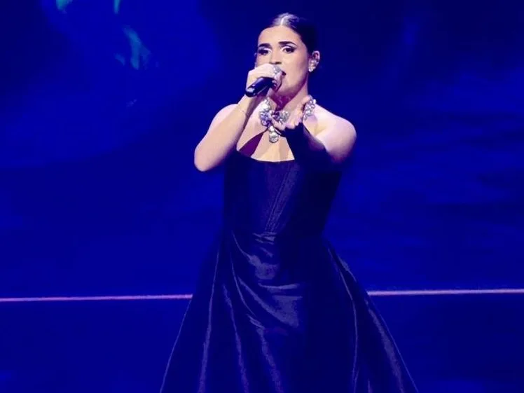Η Niya τραγουδάει στη σκηνή του Sing for Greece 2026.