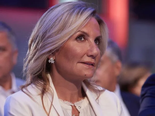 Πορτρέτο της Μαρέβας Μητσοτάκη, η οποία μεταφέρθηκε στο νοσοκομείο ΚΑΤ μετά από ατύχημα.