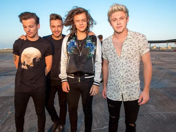 Το συγκρότημα One Direction που κυριαρχεί στα βρετανικά charts με τους Harry Styles και Louis Tomlinson.