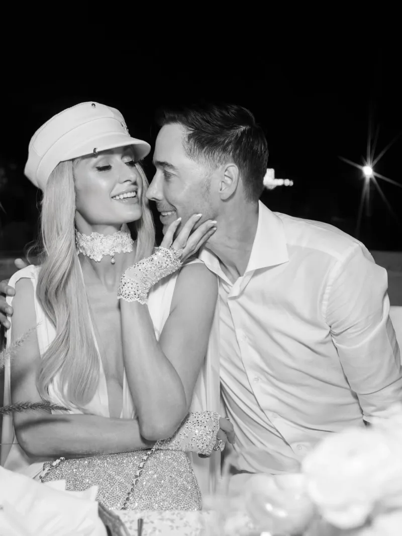 Η Paris Hilton με τον σύζυγό της Carter Reum σε ασπρόμαυρη φωτογραφία.
