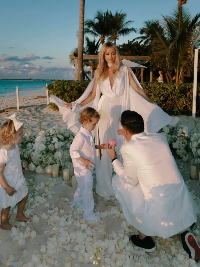 Η Paris Hilton σε στιγμιότυπο από την ανανέωση όρκων και τη νέα πρόταση γάμου του συζύγου της.