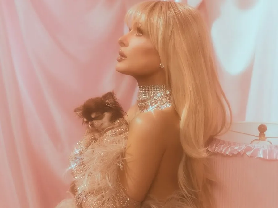 Η Paris Hilton ποζάρει με ροζ γούνα για τον εορτασμό των 45ων γενεθλίων της σε ανάρτηση στο Instagram.