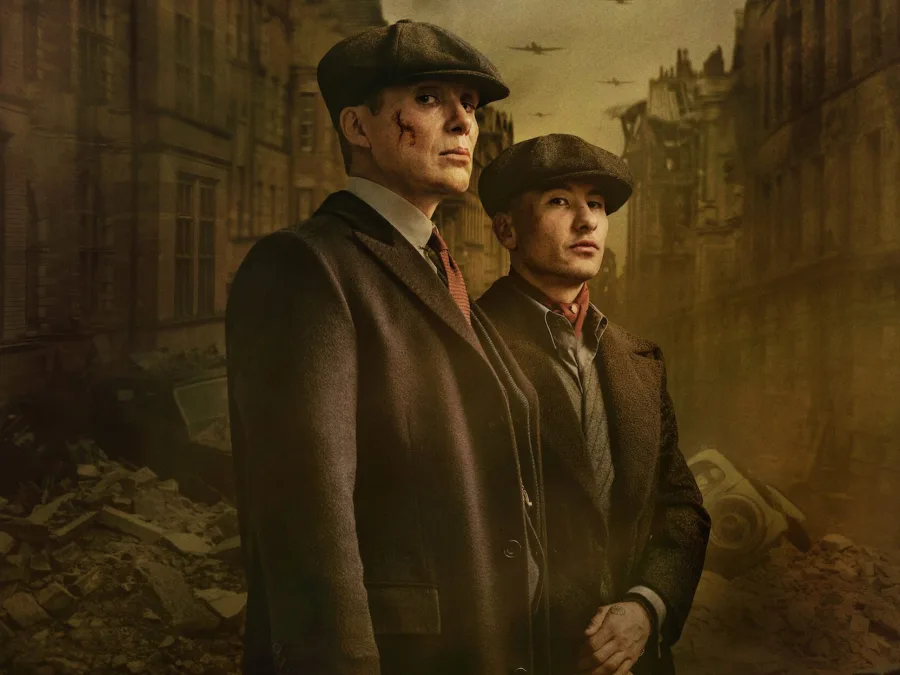 Ο Cillian Murphy ως Tommy Shelby με έναν ακόμα άνδρα σε σκηνικό κατεστραμμένης πόλης.