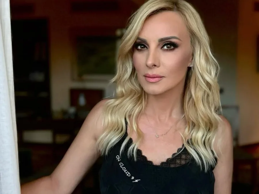 Η Πέγκυ Ζήνα σε στιγμιότυπο από το Instagram, μεταμορφωμένη ως Αμαλία από τη σειρά Παρά Πέντε.