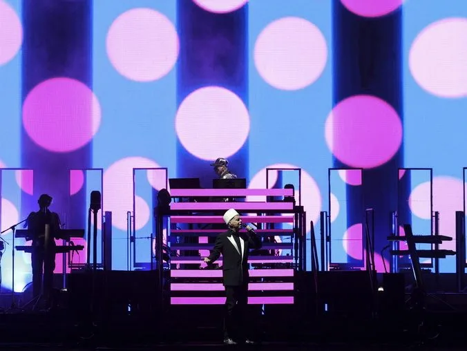 Οι Pet Shop Boys σε συναυλία, στο πλαίσιο της ανακοίνωσης για το Release Athens 2026 στην Πλατεία Νερού.