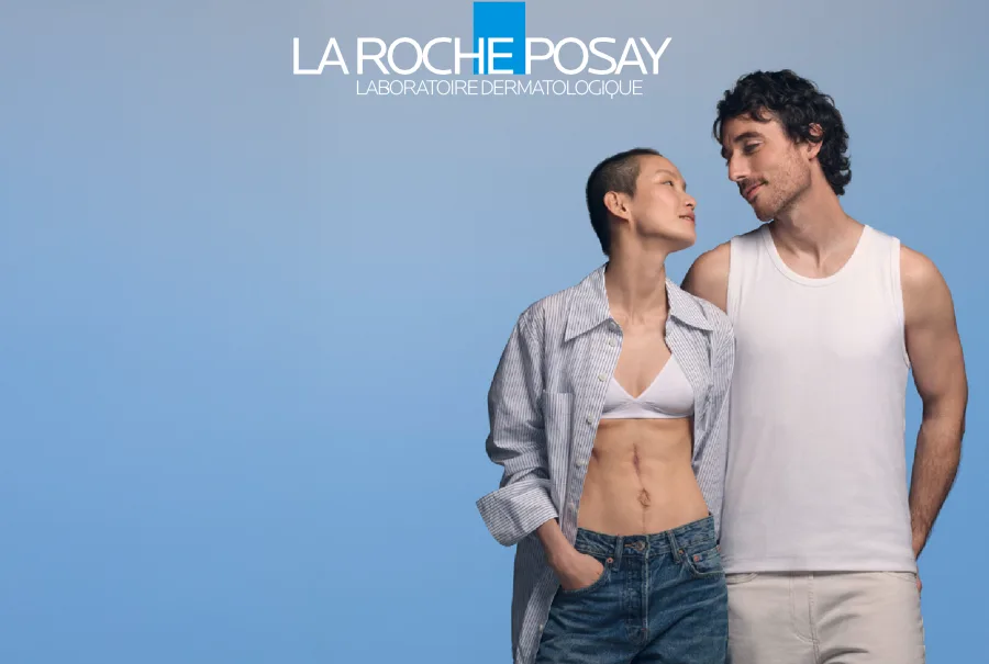 Διαφημιστική καμπάνια της La Roche-Posay με δύο μοντέλα σε γαλάζιο φόντο.