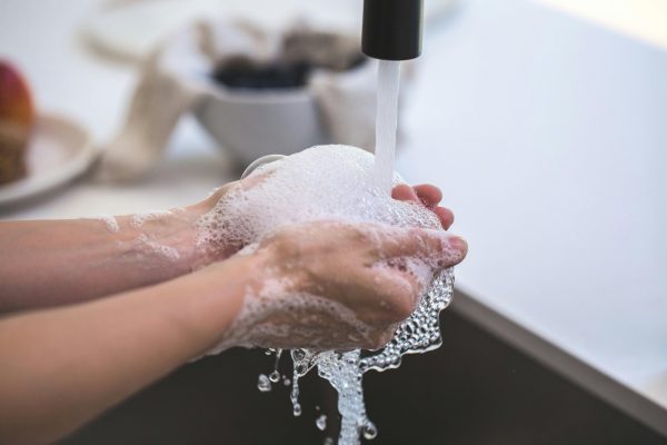 Το πιο συχνό λάθος στο πλύσιμο των χεριών που αυξάνει τις πιθανότητες κρυολογήματος