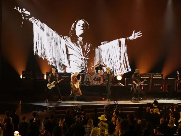 Οι Post Malone, Slash και Duff McKagan στη σκηνή των Grammy 2026 για τον φόρο τιμής στον Ozzy Osbourne.