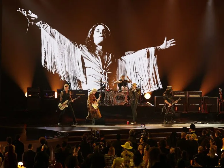 Οι Post Malone, Slash και Duff McKagan στη σκηνή των Grammy 2026 για τον φόρο τιμής στον Ozzy Osbourne.