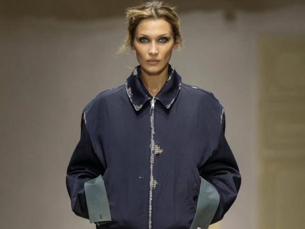 Prada F/W 26-27: Η συλλογή που επανερμηνεύει τη γυναικεία γκαρνταρόμπα μέσα από τις ατέλειες