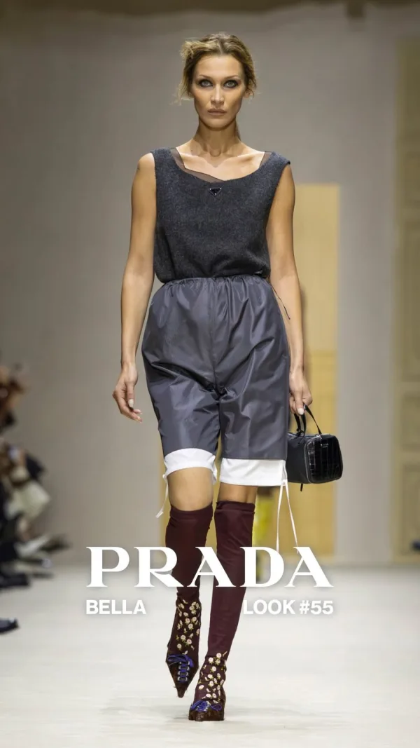 Μοντέλο στην επίδειξη Prada F/W 26-27 στην Εβδομάδα Μόδας Μιλάνου με ρούχα που αναδεικνύουν τη γυναικεία ταυτότητα.