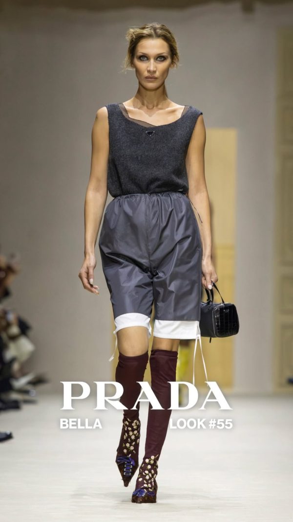 Μοντέλο στην επίδειξη Prada F/W 26-27 στην Εβδομάδα Μόδας Μιλάνου με ρούχα που αναδεικνύουν τη γυναικεία ταυτότητα.