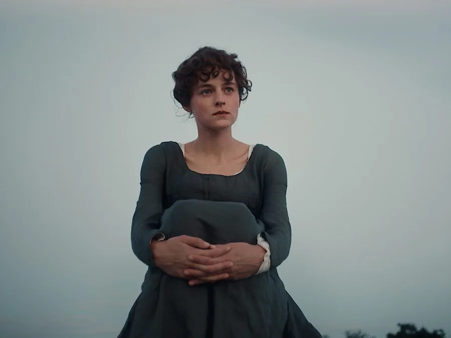 Η Emma Corrin σε σκηνή από τη σειρά Pride and Prejudice.