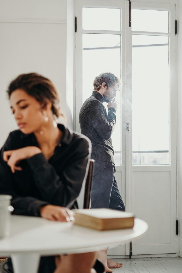 7 σημάδια που επιβεβαιώνουν ότι δεν έχεις ξεπεράσει τον πρώην σου