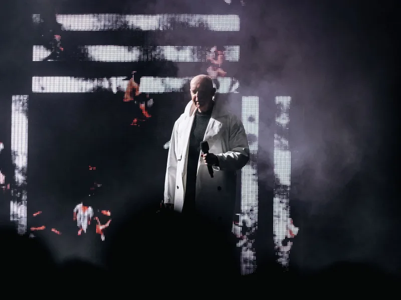 Ο Neil Tennant των Pet Shop Boys στη σκηνή.