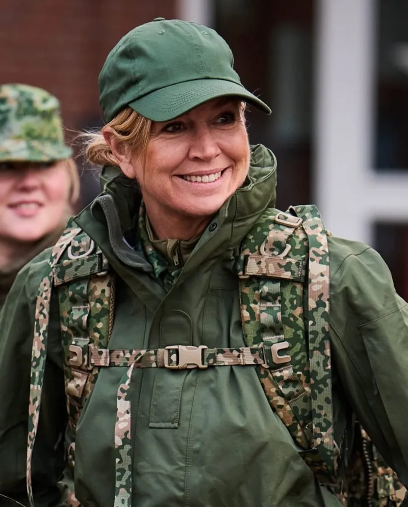 Η βασίλισσα Máxima της Ολλανδίας σε στρατιωτική εκπαίδευση με χακί στολή.