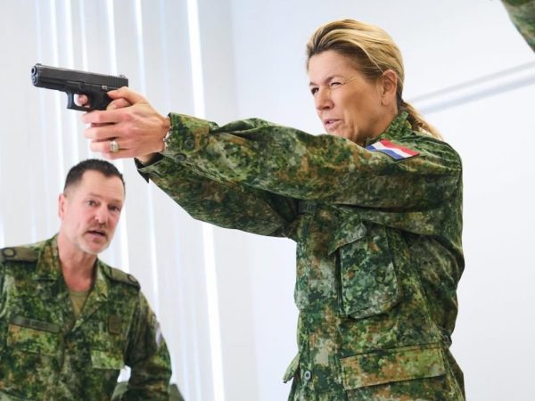 Οι γαλαζοαίματες ντύνονται στο χακί – Και η βασίλισσα Máxima στον στρατό