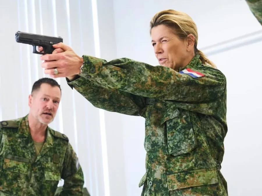 Η βασίλισσα Máxima της Ολλανδίας σε στρατιωτική εκπαίδευση με χακί εμφάνιση.