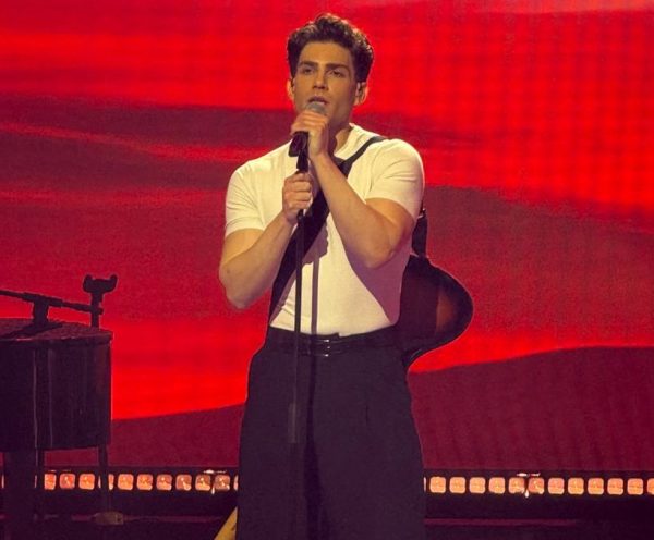 Σκηνική ένταση και δραματικό βάθος στην performance του Revery στο Sing for Greece 2026