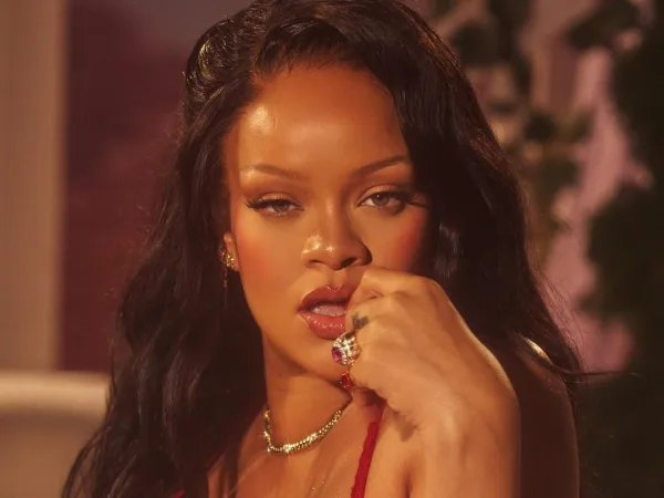 Η Rihanna ποζάρει για το Instagram προωθώντας τα προϊόντα περιποίησης Fenty Beauty για τα 38α γενέθλιά της.