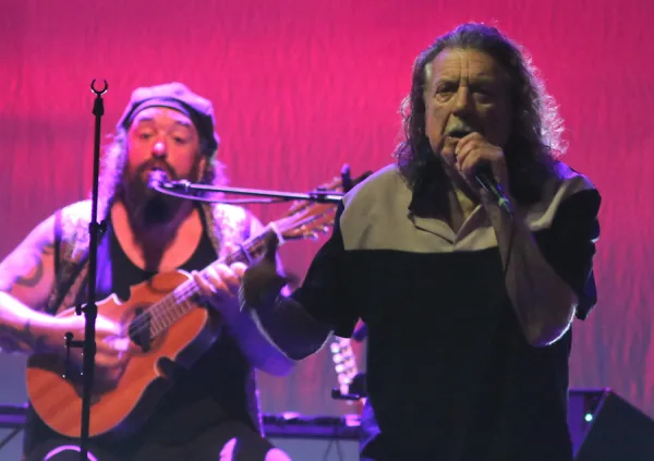 Ο Robert Plant με τους Saving Grace στην Αθήνα, προσφέροντας μια μοναδική μουσική βραδιά στο κοινό.