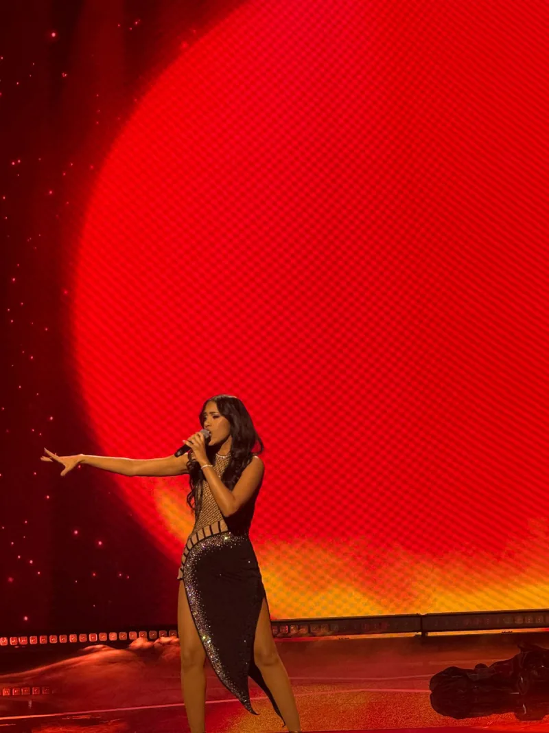 Η Rosanna Mailan στο Sing for Greece 2026 με εντυπωσιακό act και φόρεμα, ερμηνεύει το τραγούδι της.