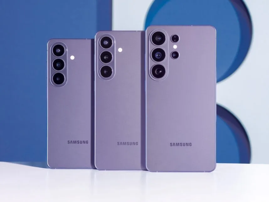 Τρία smartphones Samsung Galaxy σε μωβ χρώμα τοποθετημένα στη σειρά.