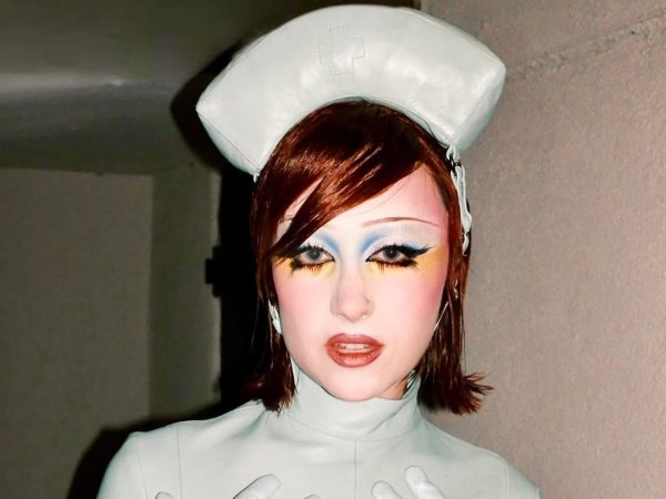 Η Chappell Roan απαντά στην κριτική για το naked look της στα Grammy 2026