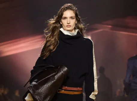Μοντέλο στην επίδειξη μόδας BOSS F/W 26-27 στο Μιλάνο.