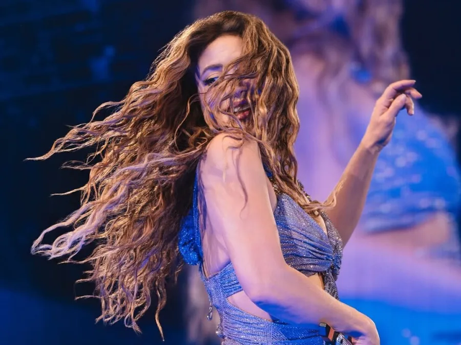 Η Shakira στη σκηνή κατά τη διάρκεια της συναυλίας της στο Σαν Σαλβαδόρ.