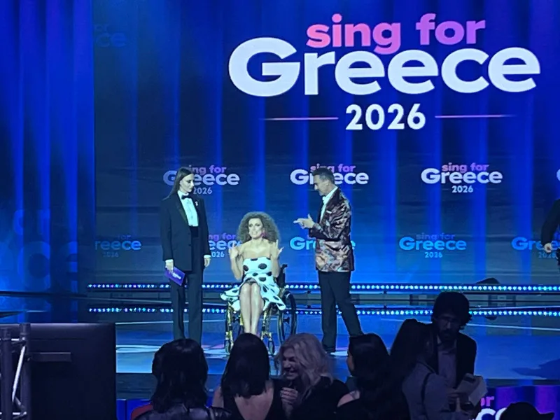 Η παρουσιάστρια και οι καλεσμένοι στην εντυπωσιακή έναρξη του Sing for Greece 2026 με πειράγματα μεταξύ τους.