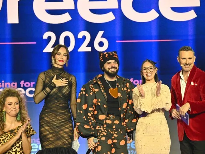 Πέντε άτομα στη σκηνή του Sing for Greece 2026.
