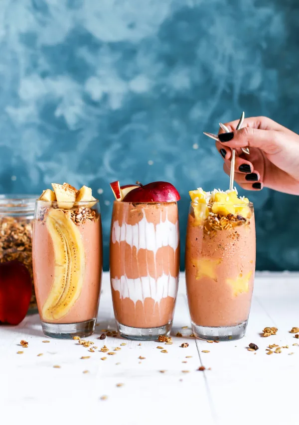 Πολύχρωμα smoothies με superfoods, φρούτα και θρεπτικά συστατικά σε ποτήρια.