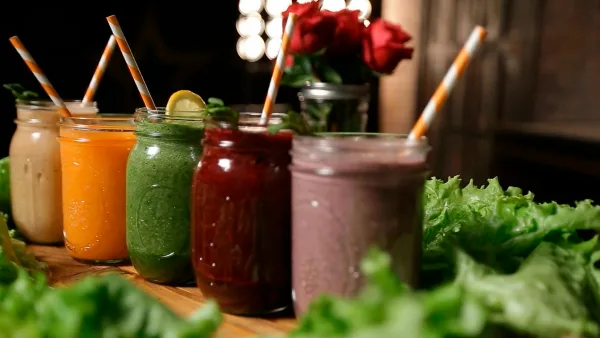 Πολύχρωμα και θρεπτικά smoothies με superfoods σε ποτήρια, ιδανικά για ενέργεια και φυτικές ίνες.