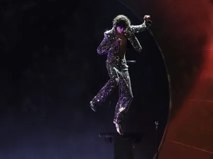 Ο καλλιτέχνης Sombr στη σκηνή των BRIT Awards 2026.