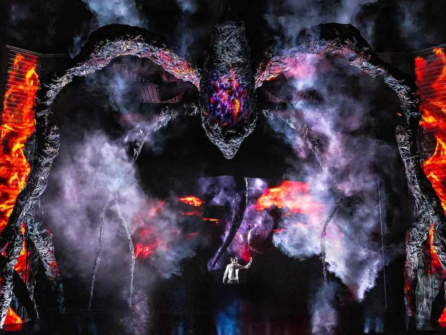 Ο Louis McCartney στη σκηνή της θεατρικής παράστασης Stranger Things The First Shadow.