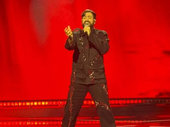 Ο Stylianos τραγουδάει στη σκηνή του Sing for Greece 2026.