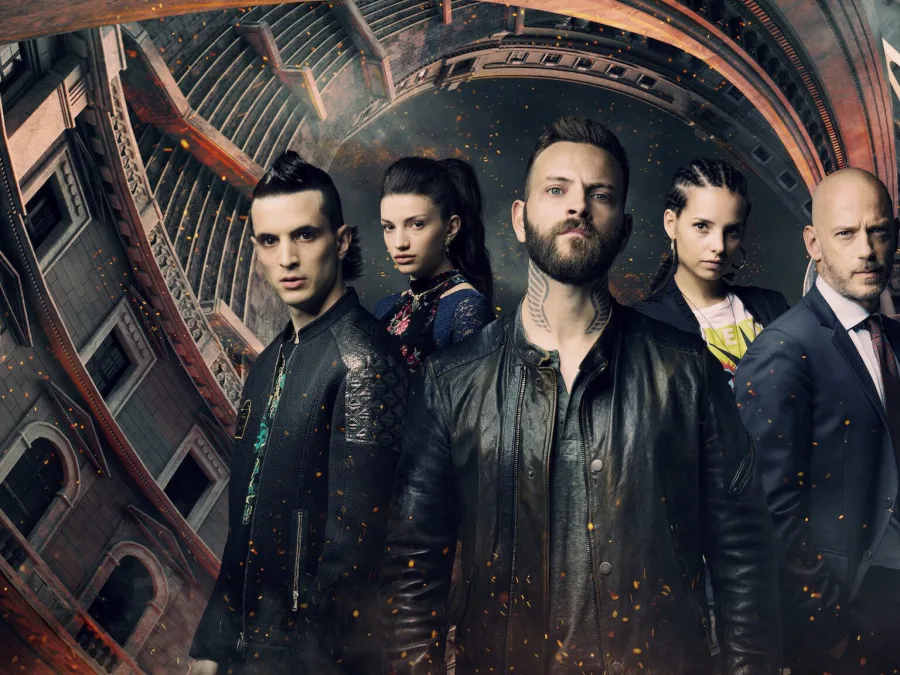 Πρωταγωνιστές της σειράς Suburra σε φόντο με αρχιτεκτονικά στοιχεία της Ρώμης και σπίθες.