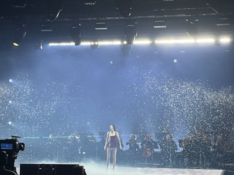 Η Τάμτα στη σκηνή του Sing for Greece με το τραγούδι With Love, όπου έπεφτε χιόνι.