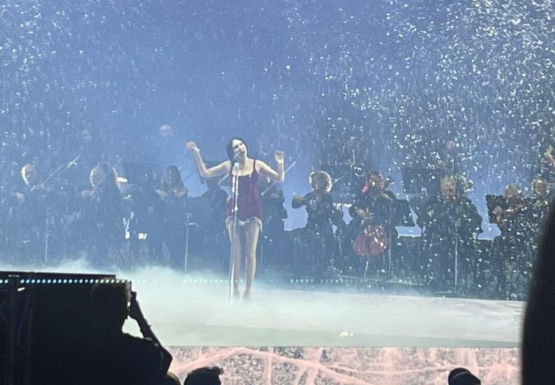 Η Τάμτα στη σκηνή του Sing for Greece με το τραγούδι With Love, όπου έπεφτε χιόνι, 19 χρόνια μετά την Eurovision.