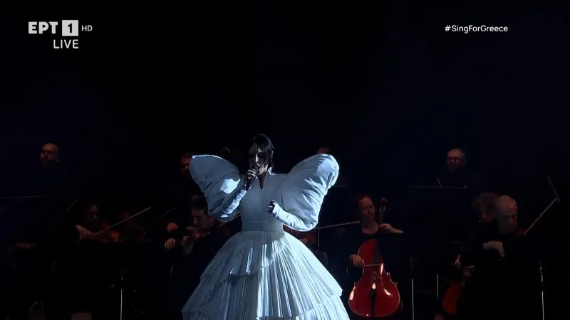 Η ερμηνεύτρια του Sing for Greece 2026 με εντυπωσιακό φόρεμα και ορχήστρα στη σκηνή του Β’ Ημιτελικού της Eurovision.