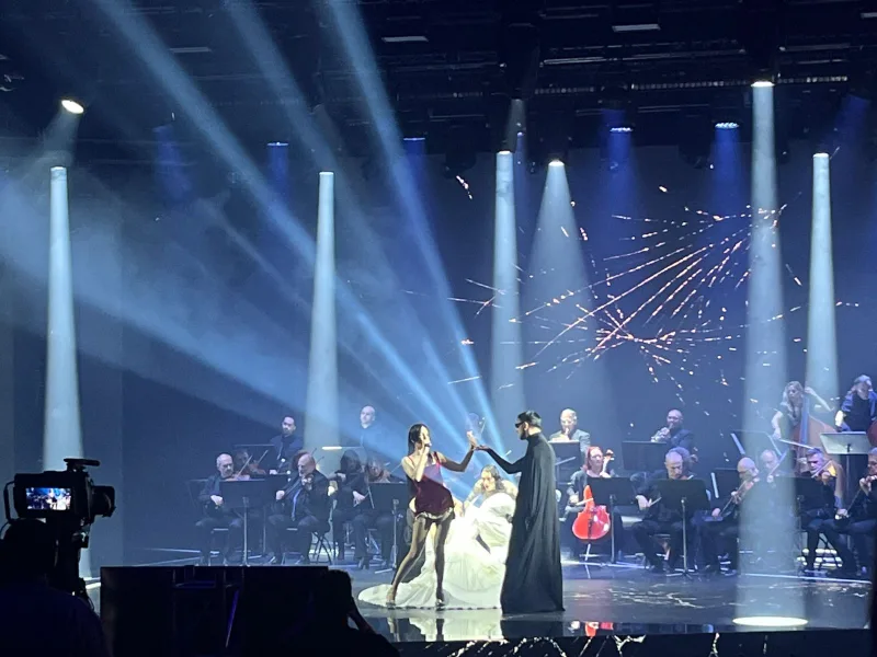 Η Τάμτα στη σκηνή του Sing for Greece 2026 με την Ορχήστρα της ΕΡΤ σε ένα ατμοσφαιρικό act.
