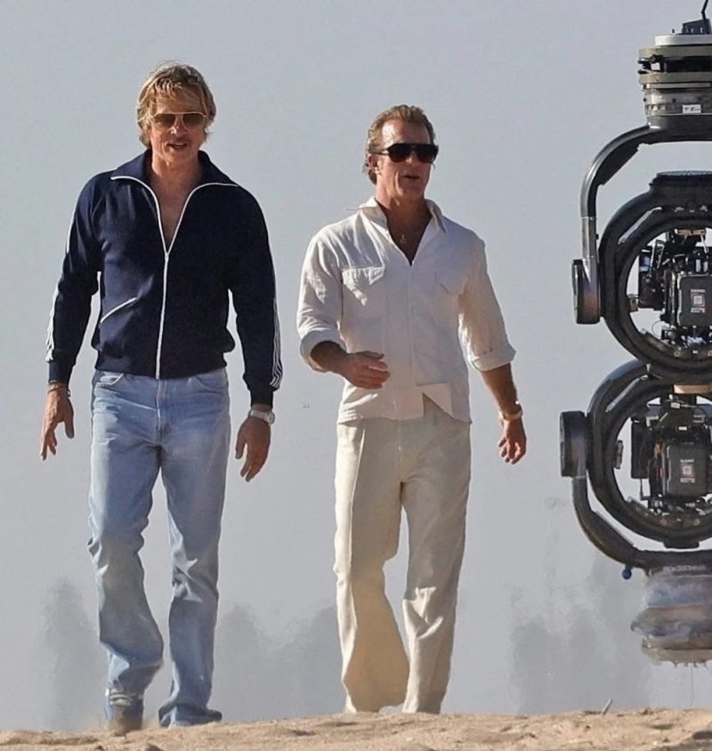 Ο Brad Pitt ως Cliff Booth περπατάει δίπλα σε κινηματογραφικό εξοπλισμό στο teaser της νέας ταινίας.