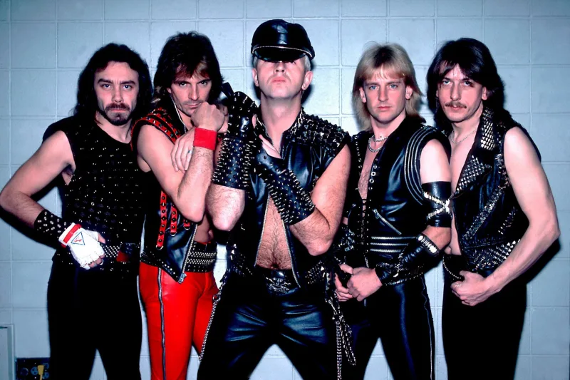 Το συγκρότημα Judas Priest με δερμάτινα ρούχα και τρουκς.