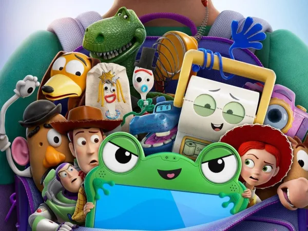 Ο Woody, ο Buzz και άλλοι χαρακτήρες του Toy Story 5 μέσα σε μια σχολική τσάντα.