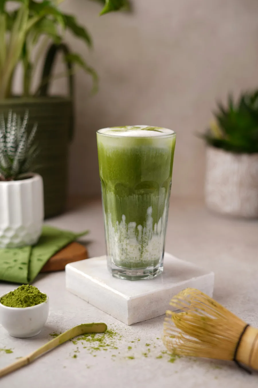 Ένα φλιτζάνι πράσινο τσάι matcha σε ξύλινο τραπέζι, ιδανικό για μια υγιεινή διατροφή.