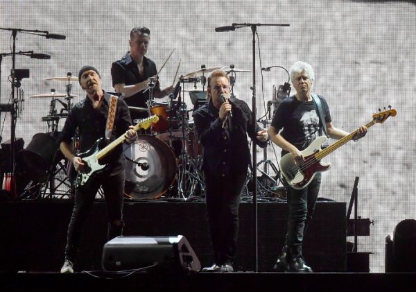 Ο Bono και το συγκρότημα U2 που επιστρέφουν με το νέο πολιτικό EP Days of Ash.