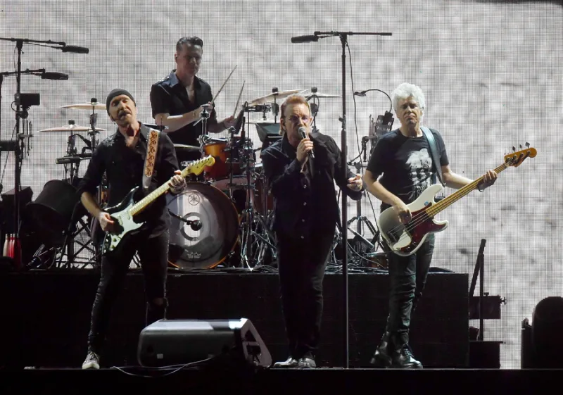 Ο Bono και το συγκρότημα U2 που επιστρέφουν με το νέο πολιτικό EP Days of Ash.