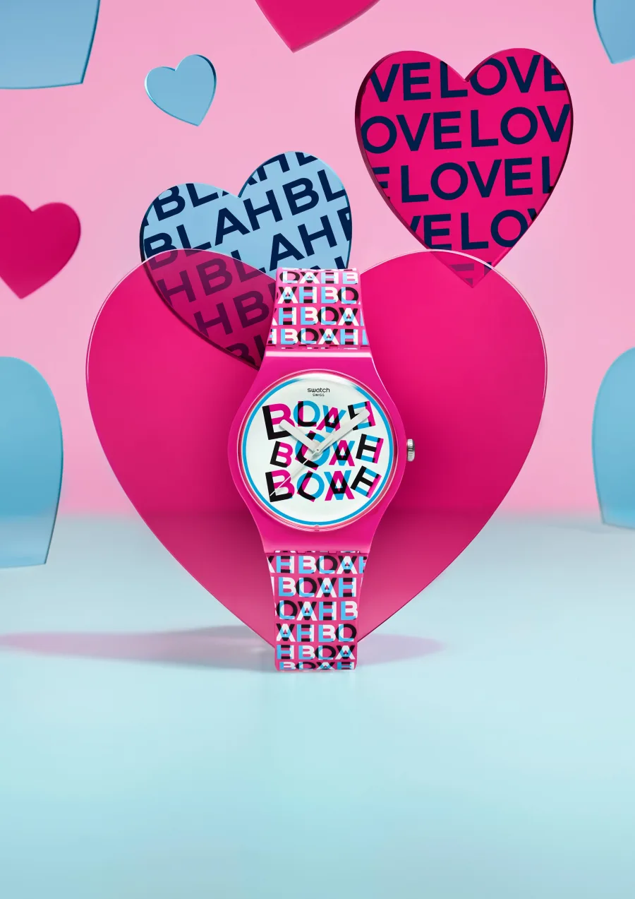 Ρολόι Swatch με σχέδιο καρδιές και τη λέξη BLAH για την Ημέρα του Αγίου Βαλεντίνου.